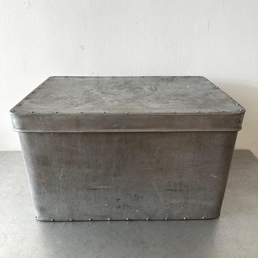 古道具/アルミリベットが美しい大きめコンテナ