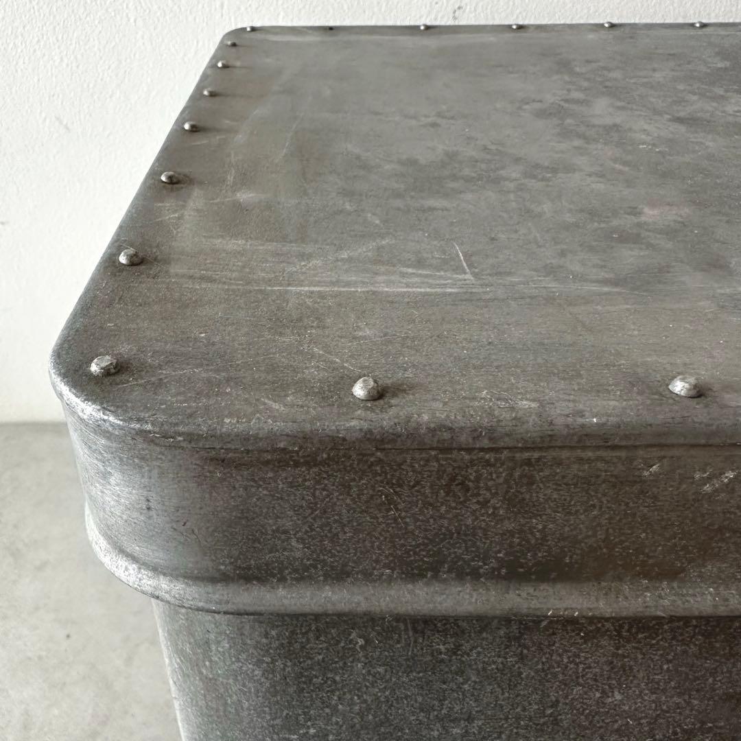 古道具/アルミリベットが美しい大きめコンテナ