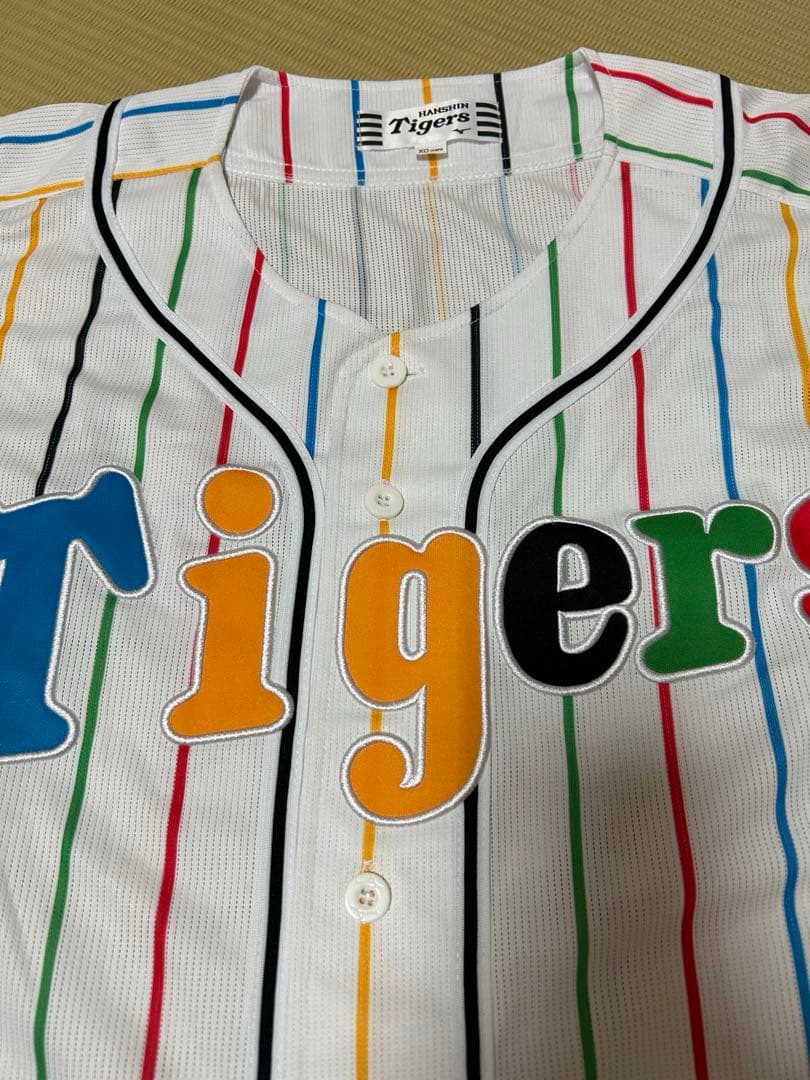 阪神タイガース　ユニフォーム カラフルタテジマXOサイズ　デザインジャージ