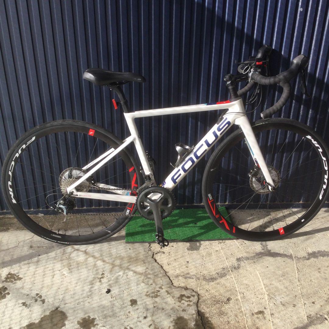 FOCUS ロードバイク ホワイト フルクラムホイール　引き取り限定