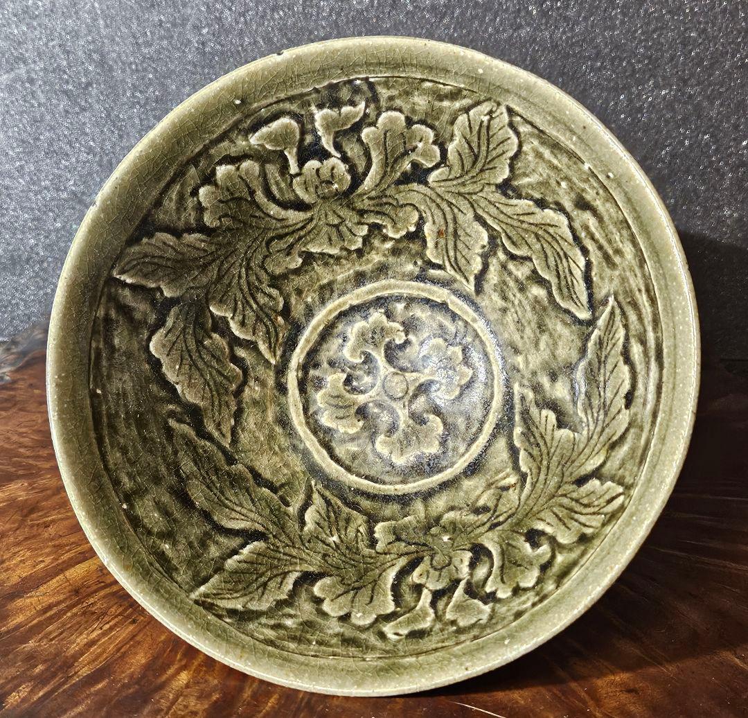 中国古美術　中国古陶磁器　耀州窯系　陽刻浮彫　十字文様　草花文様　青磁碗　茶碗