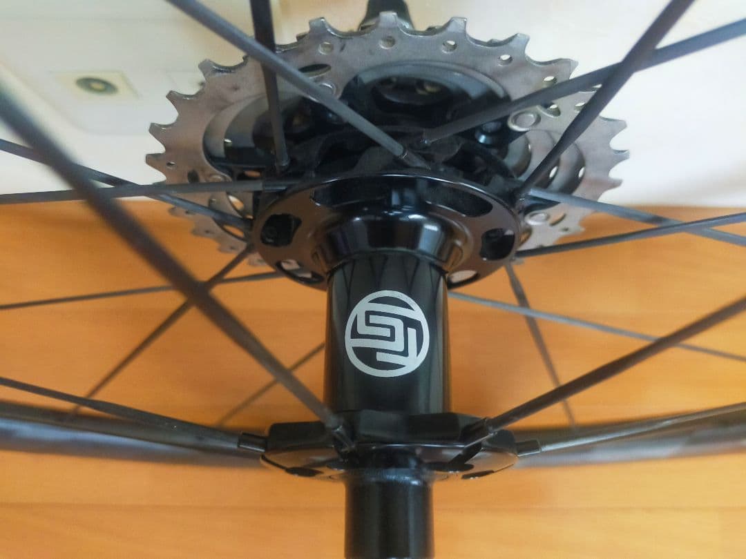 ポチ WINSPACE LUN HYPER r33 　カーボンホイール