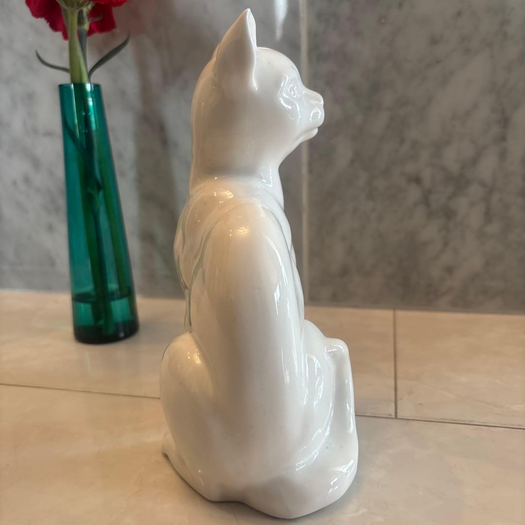 アンティーク妖艶な瞳や猫背が美しく存在感抜群の白磁の猫