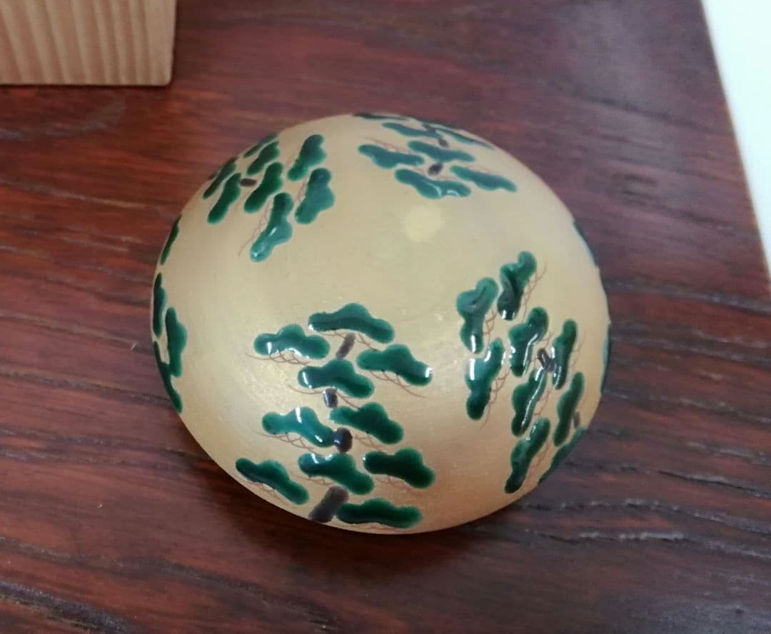 九谷焼　西田白翠　金彩　松　香合