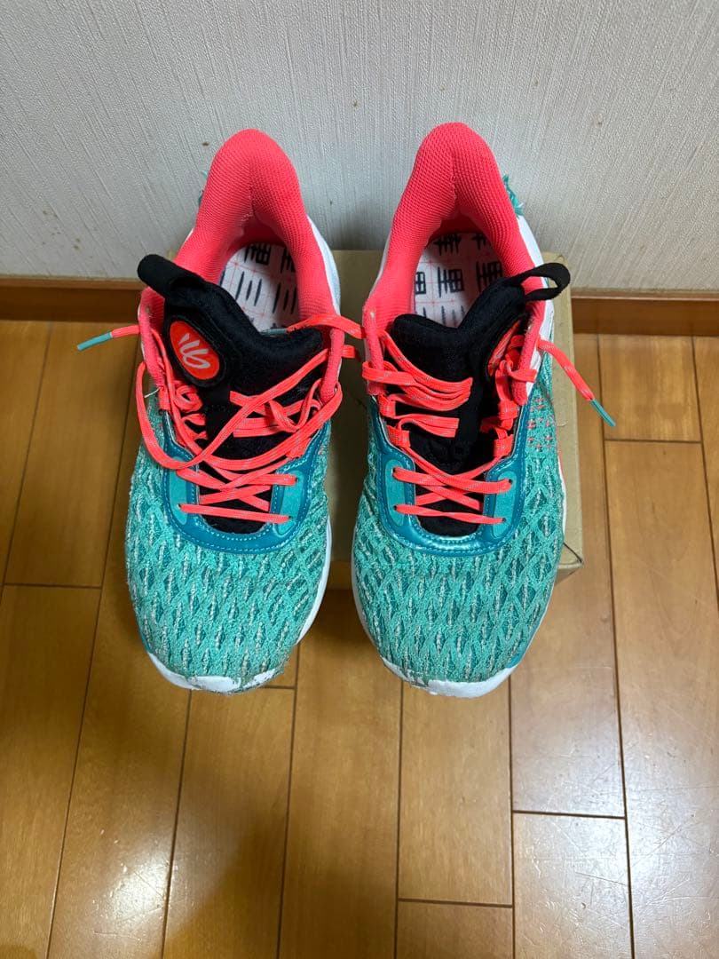 バスケットボールシューズ　カリーフロー9