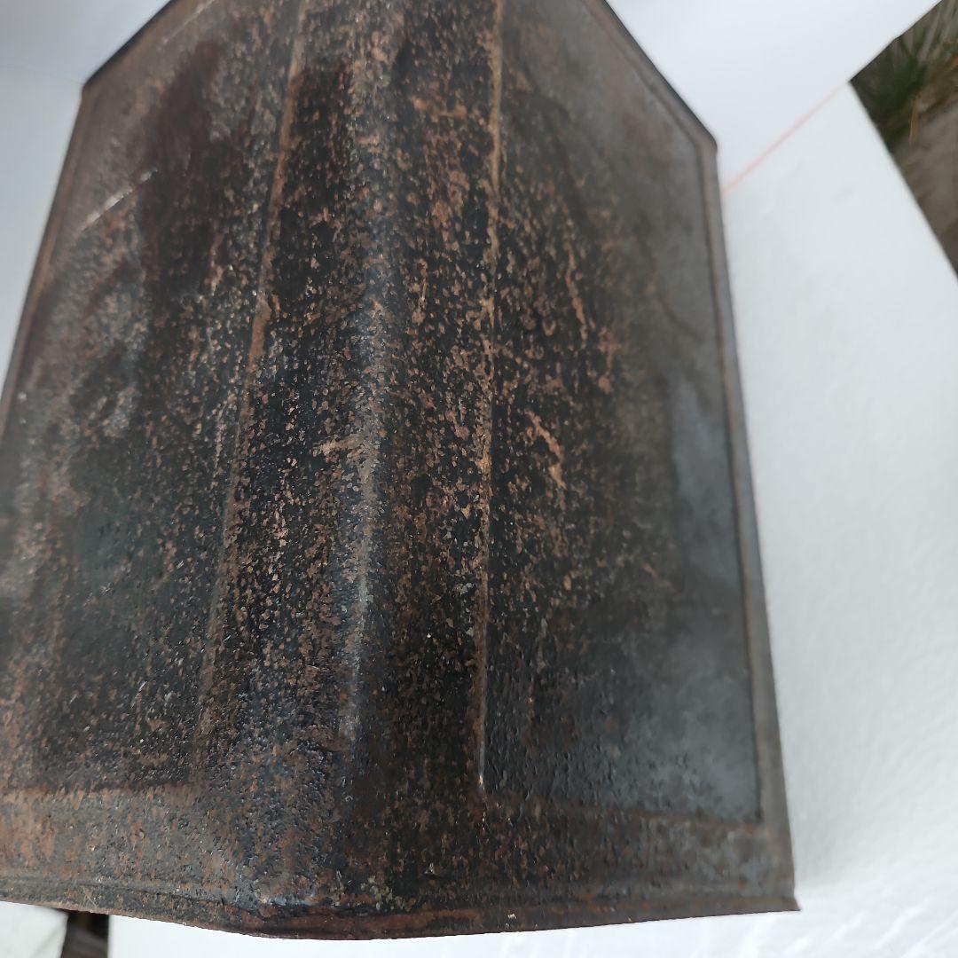 せんべい容器 黒と赤の金属製