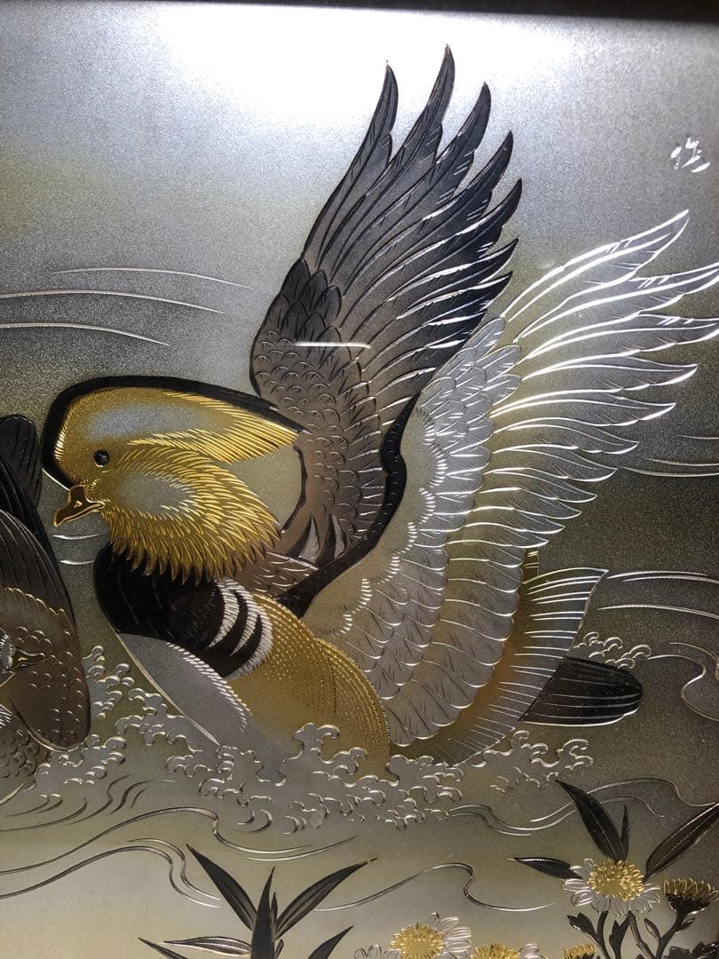 鴛鴦彫金板額飾。美品。秀鳳作。昭和-平成時代。精緻。自家藏出。