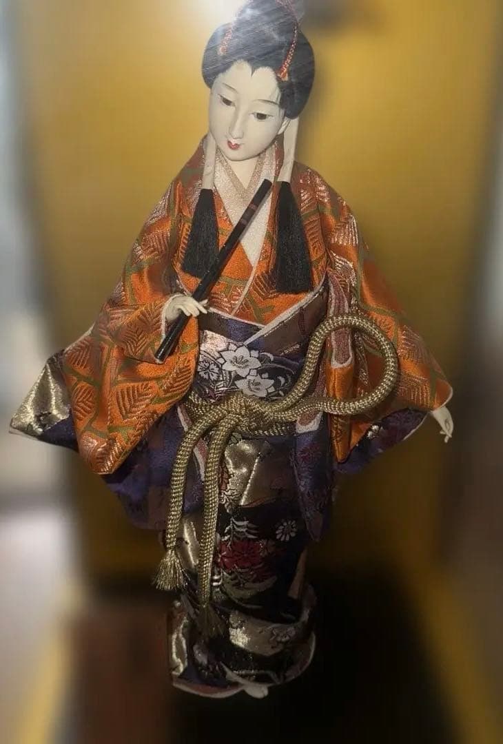 日本人形 伝統的な和服