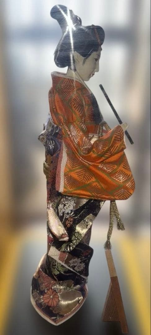 日本人形 伝統的な和服