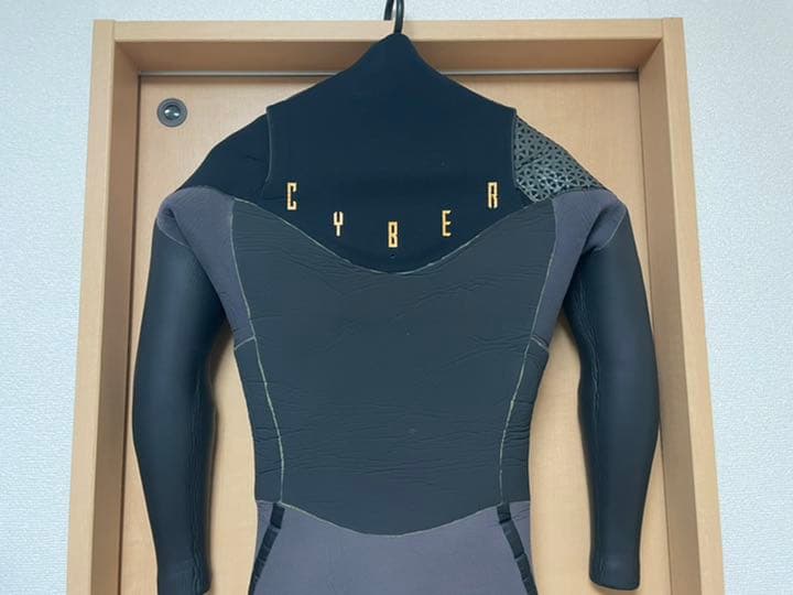 ウェットスーツ　ブランド　CYBER