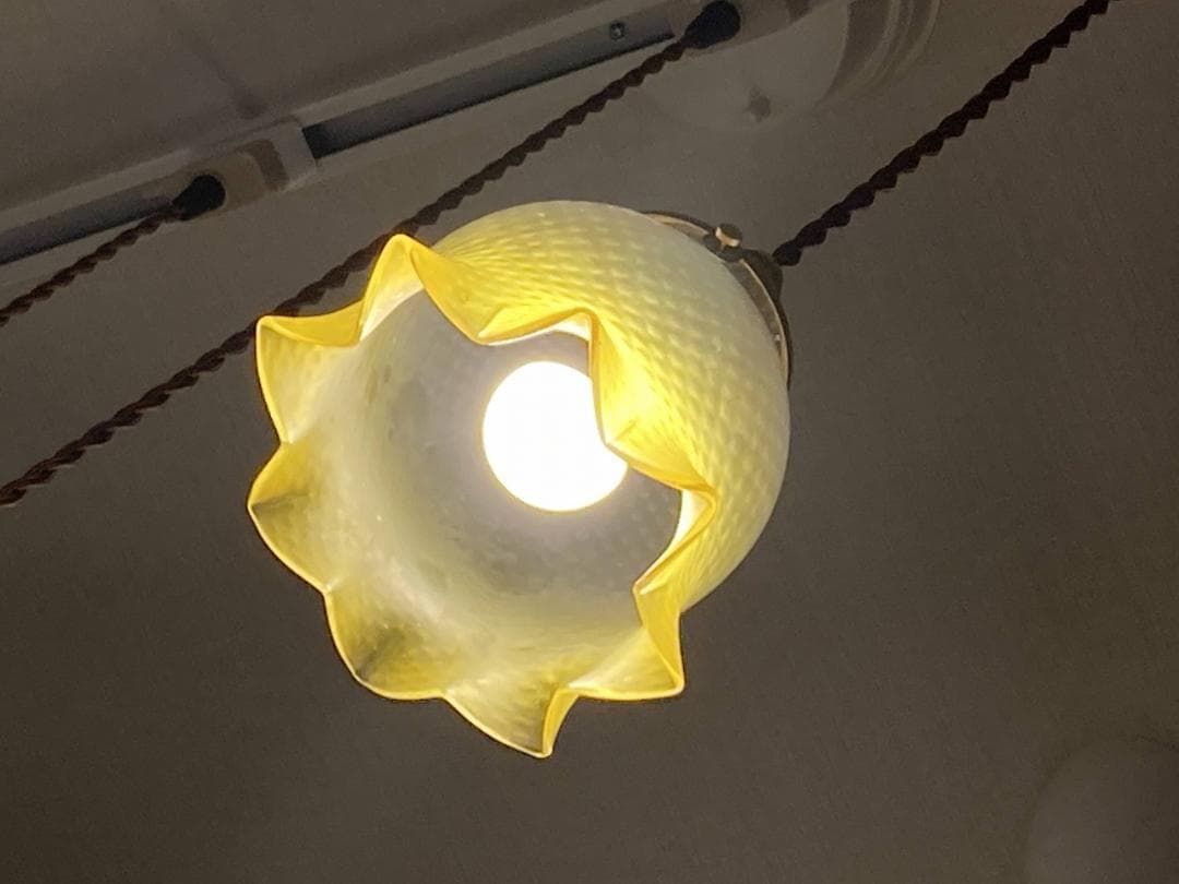 ④　英国アンティーク　黄色の元気の出るフリルシェード　照明　ガラスシェード