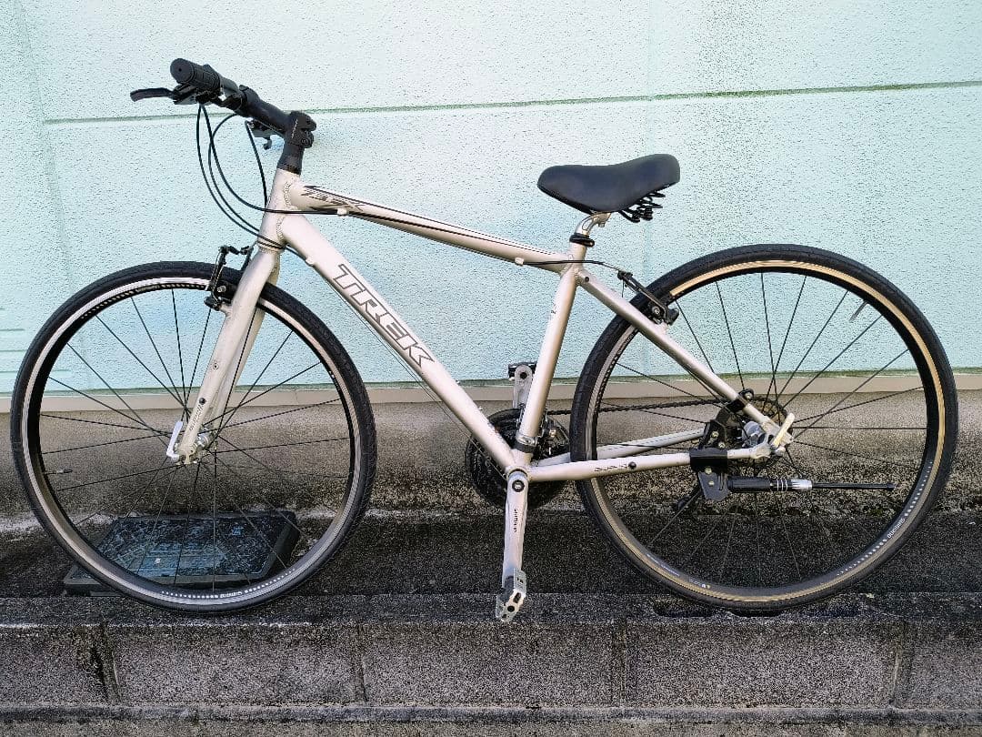 Trek7.3FXクロスバイク白700X28CサイズS位走る曲がる止まる問題無し