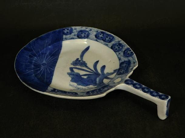 【団扇形　岩上花紋　染付　変皿】工芸品