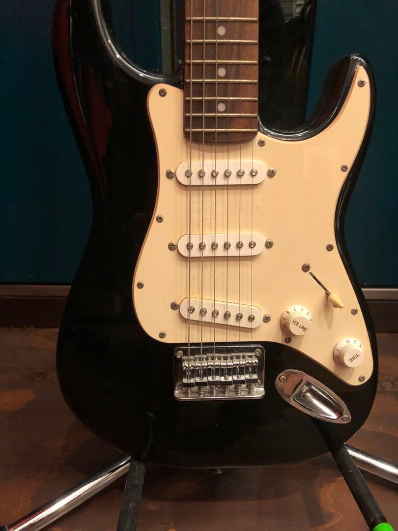 フェンダー スクワイヤー・ブランドのコンパクト・サイズMINIギター