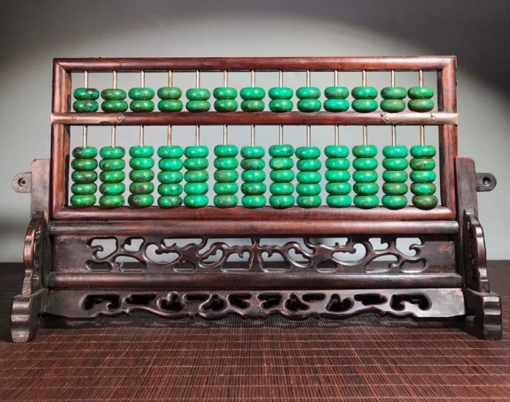 骨董品、梨の木枠、緑の松石のそろばん、屏風の置物、