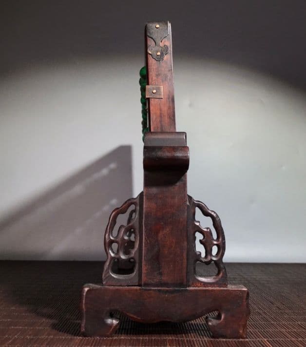 骨董品、梨の木枠、緑の松石のそろばん、屏風の置物、