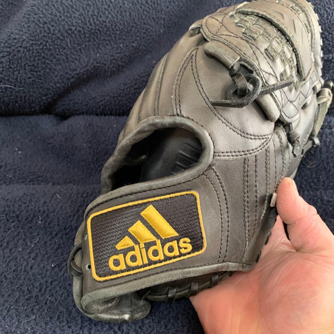 adidas軟式や野球グローブ　右投げ　投手用　黒色