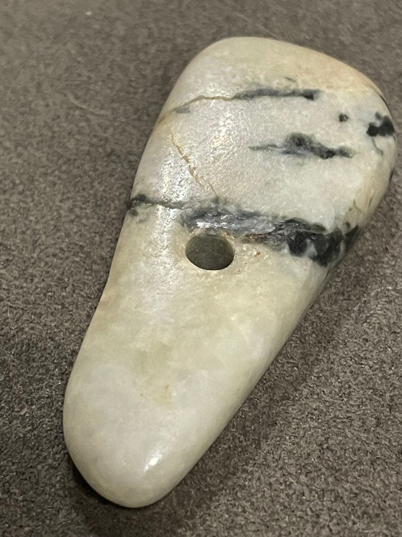 縄文時代　糸魚川翡翠大珠　出土品