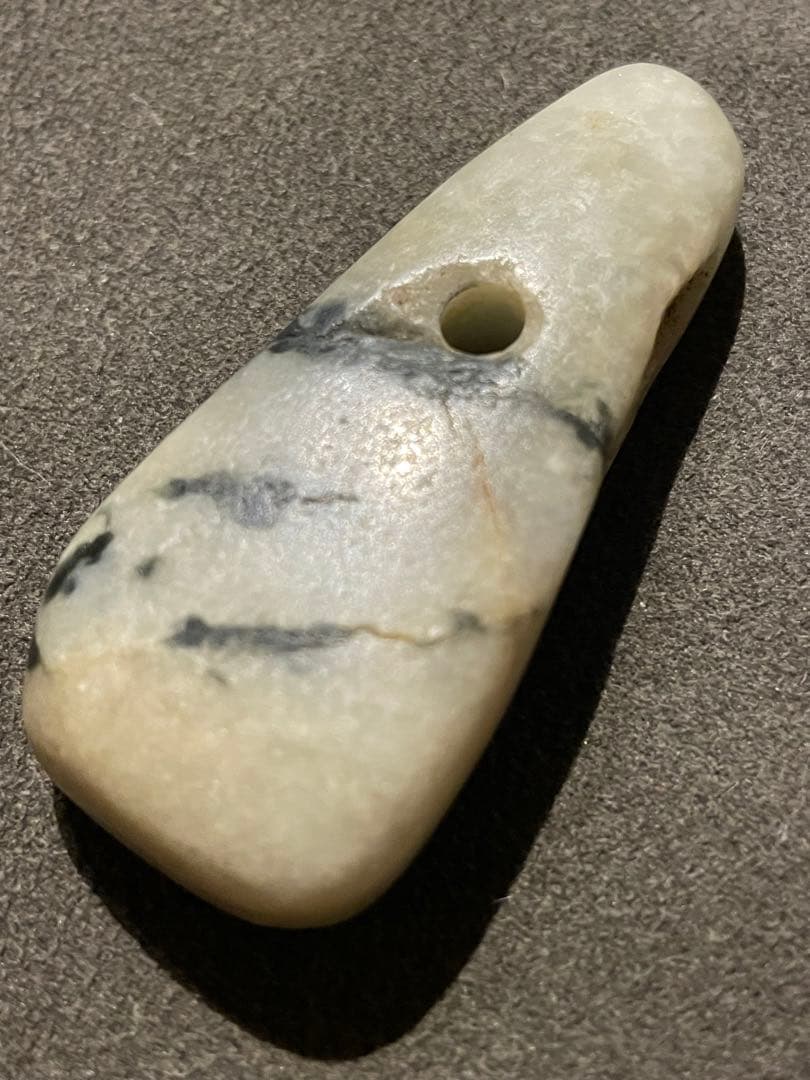 縄文時代　糸魚川翡翠大珠　出土品