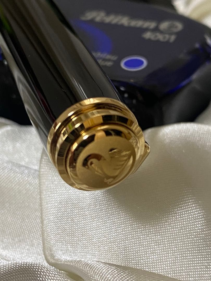 Pelikan M1000 万年筆とロイヤルブルーインクのセット。