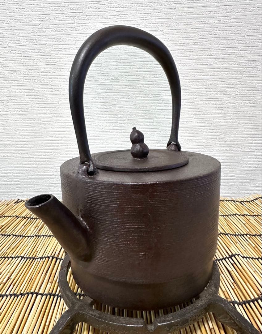 未使用品、供箱等付属品付　水沢鋳物工業協同組合販売　肩衝糸目　１２型　南部鉄瓶