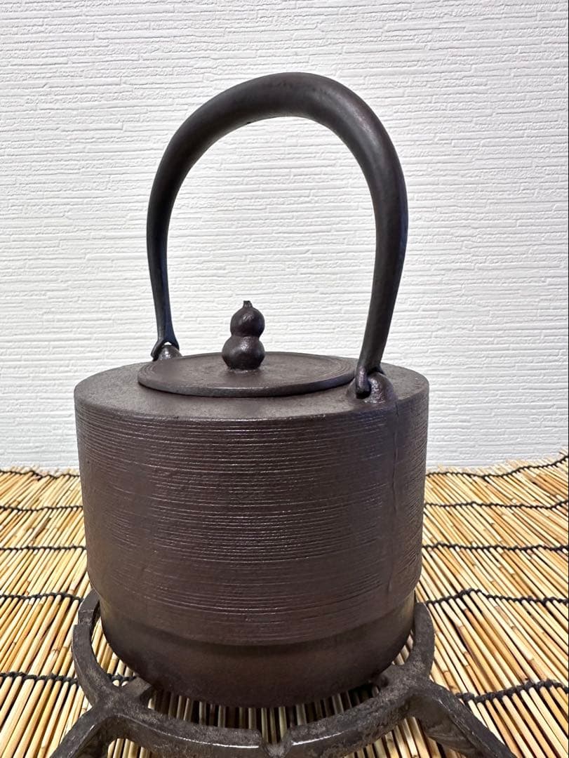 未使用品、供箱等付属品付　水沢鋳物工業協同組合販売　肩衝糸目　１２型　南部鉄瓶