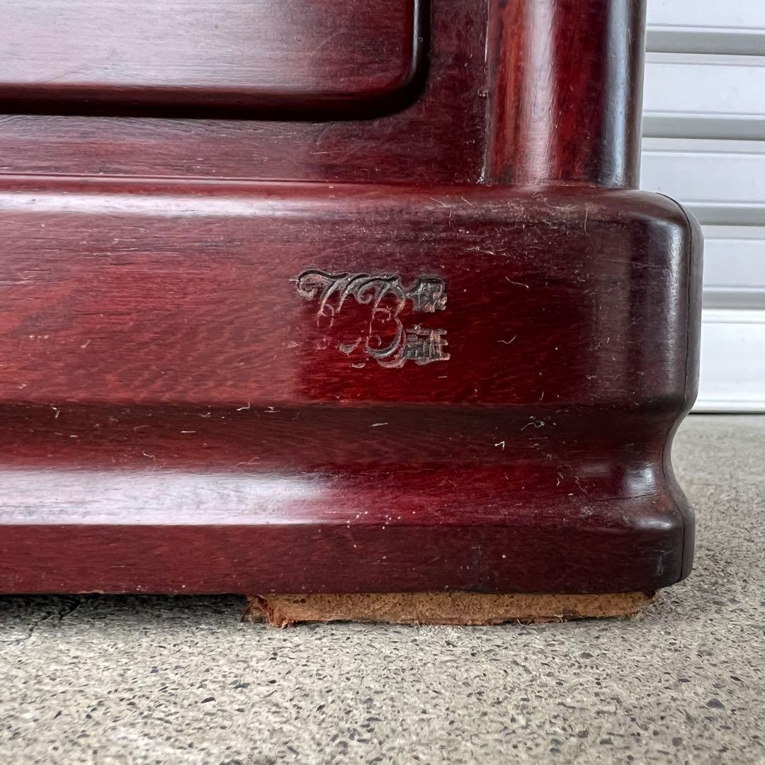 高級材・花梨（カリン）製】 美しい彫刻の和風茶棚・飾り棚　1947年製