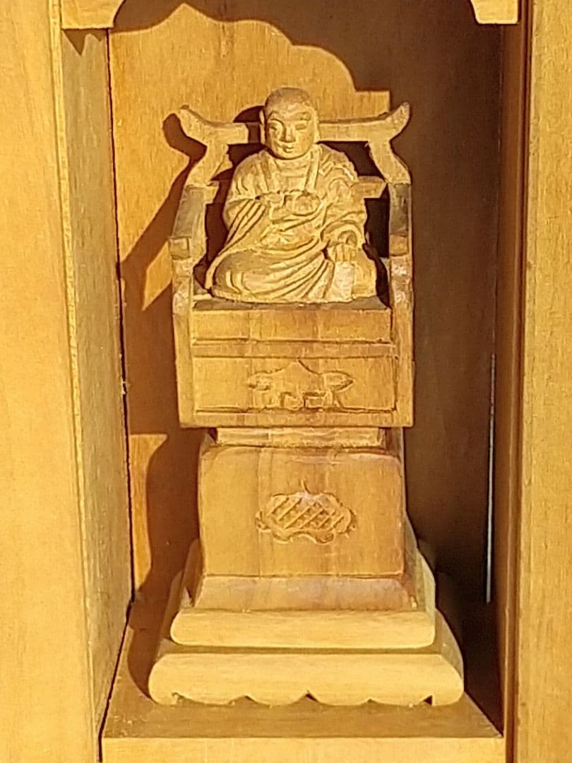 弘法大師坐像【極小】#395 厨子入り 空海 お大師さま ◆白檀 木彫 仏像