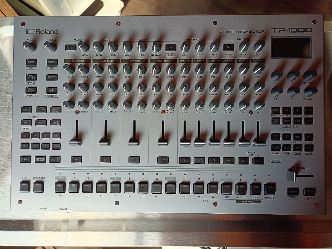 Roland TR-1000 ドラムマシン