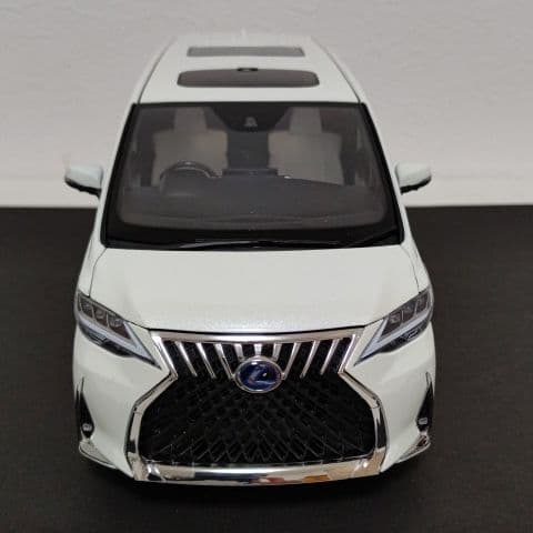 自動車 1/18 scale LEXUS LM 300h