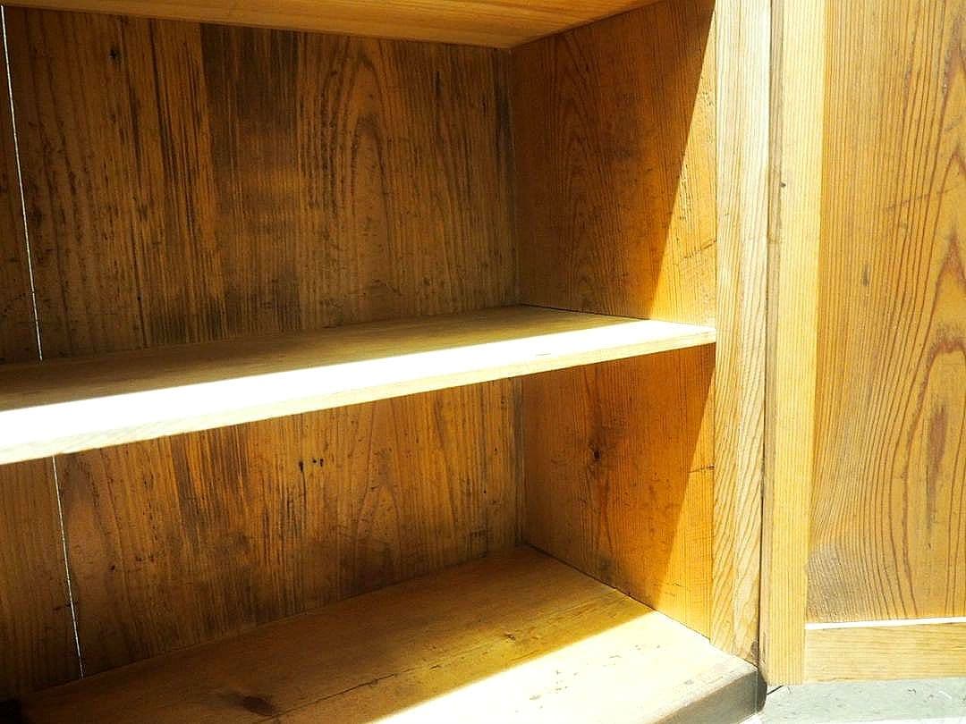 1304 　観音扉の飾り棚　収納棚　キャビネット　ケース　レトロ　ビンテージ