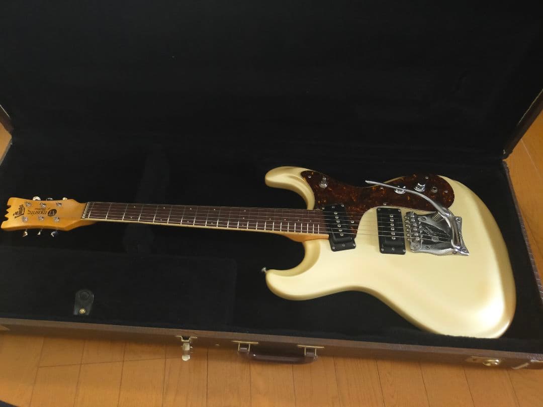 モズライトUSA-The Ventures　 　(セミモズレーサイン)入り