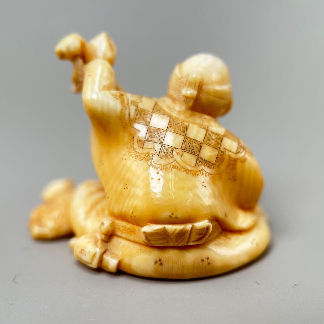 音楽を演奏する老人極上　根付　天然素材アンティーク骨董　飾り物古美術置物細密細工