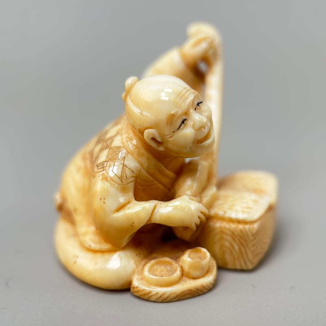 音楽を演奏する老人極上　根付　天然素材アンティーク骨董　飾り物古美術置物細密細工