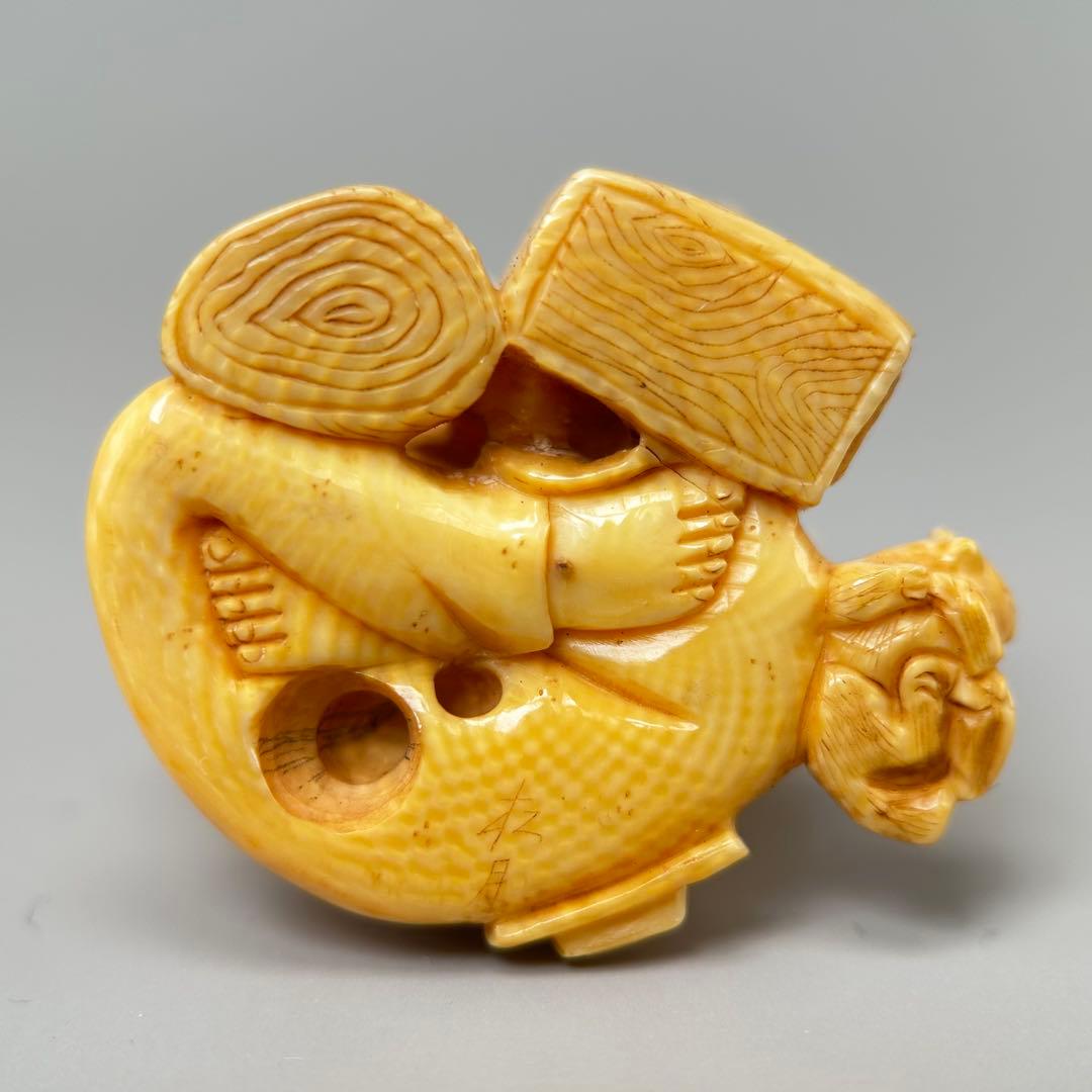 音楽を演奏する老人極上　根付　天然素材アンティーク骨董　飾り物古美術置物細密細工