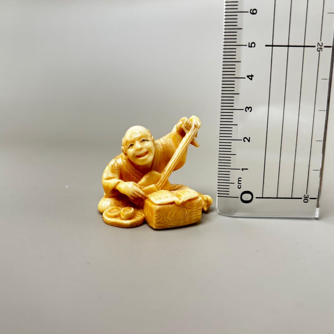 音楽を演奏する老人極上　根付　天然素材アンティーク骨董　飾り物古美術置物細密細工