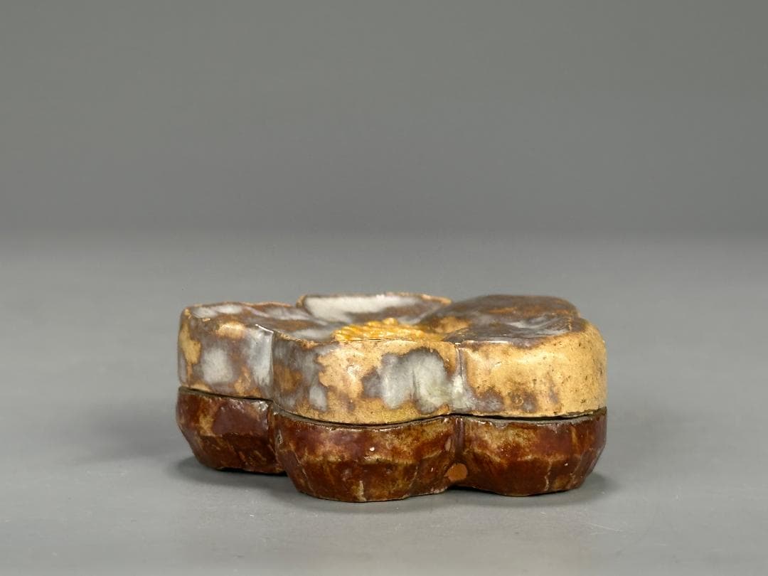 志野焼　香道具　梅形香合　蓋物