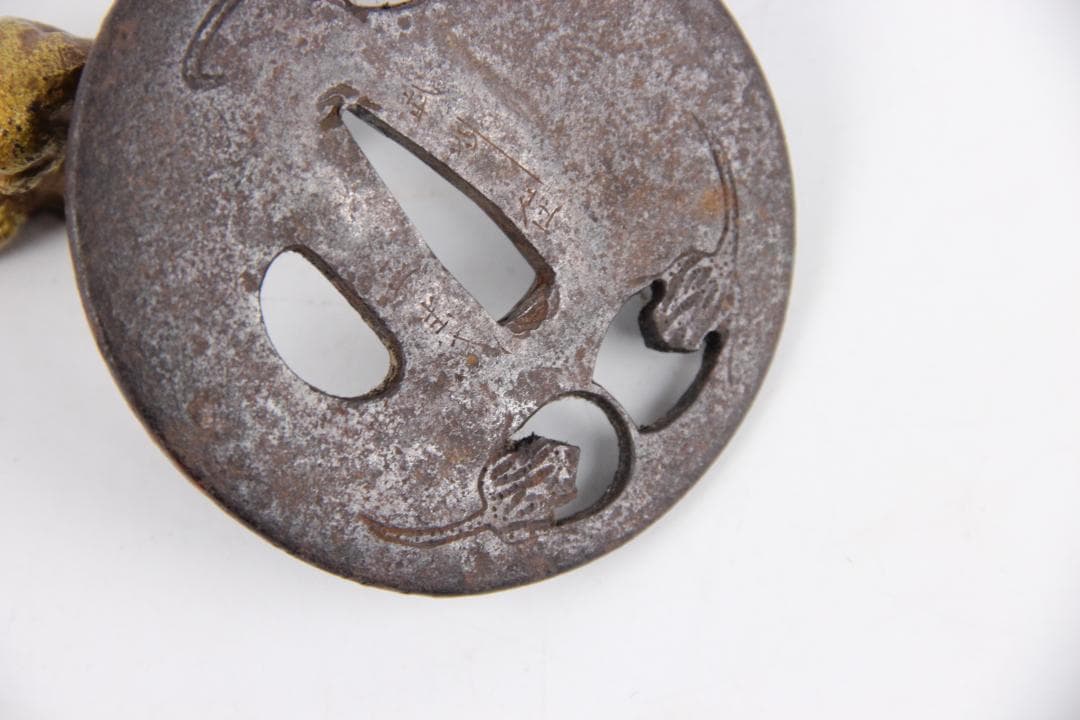 鉄地 刀鍔 武州住正義　銘　鍔　 /武具/刀装具　EU11-17