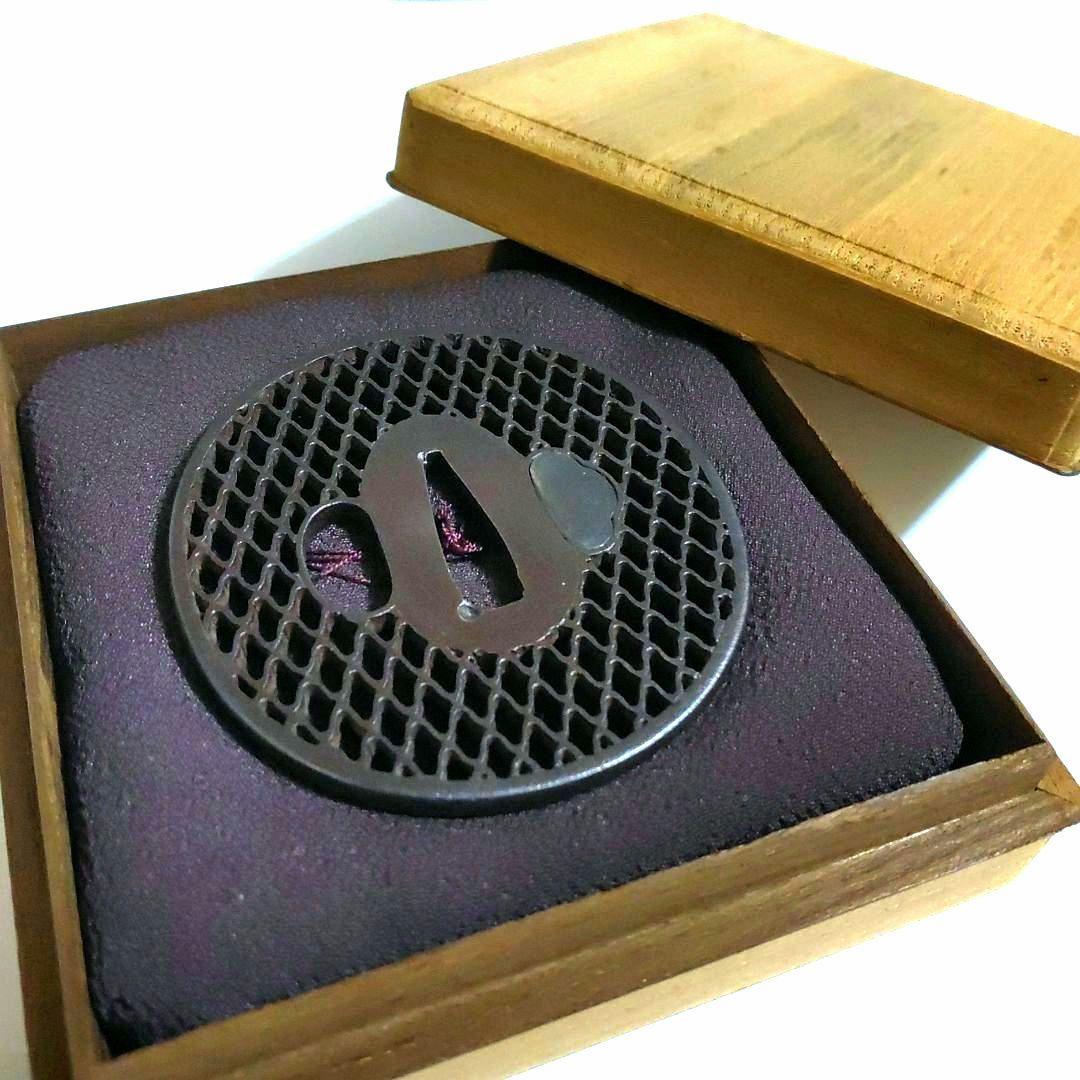 肥後鐔 網目透し鐔　無銘　資料付 桐箱　 貴重品　鉄地