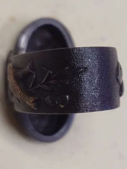 縁頭、赤銅魚子地に魚図