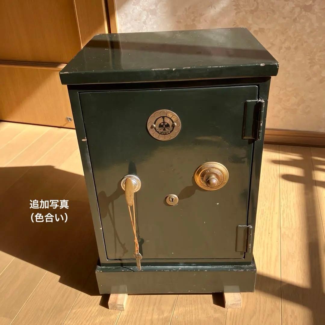 昭和レトロな中型金庫（グリーン色／高４５、幅３１、奥２８㌢／重約２７㌕）
