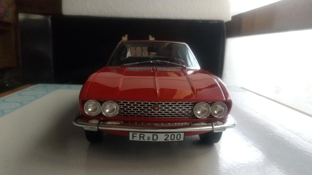 さわさわ　1/18 BoS フィアット ディノ2000クーペ フェラーリ