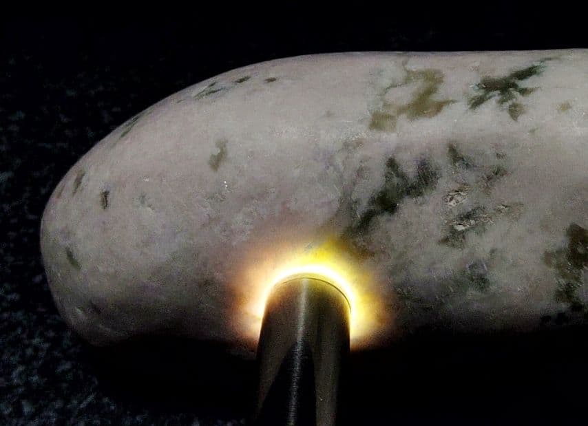 ★翡翠原石★糸魚川ピンク翡翠【須沢海岸・磨き・底カット801ｇ】