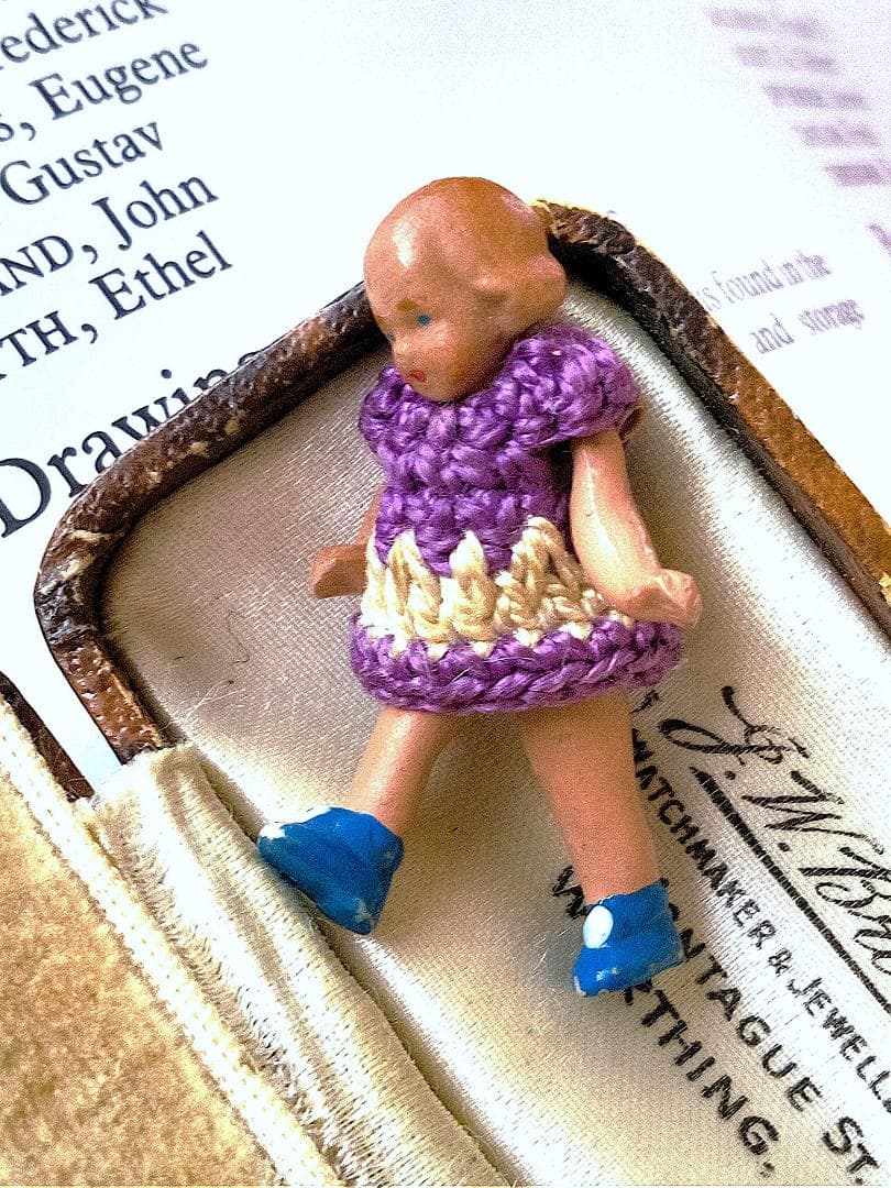 すみれ色ニットのミニチュア　HERTWIG　Carl Horn　アンティーク