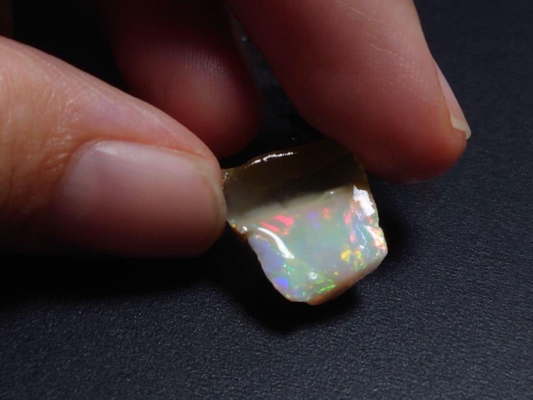 エチオピアオパール　ウェロ産　原石　乳白色　虹　鉱物標本　チョーク