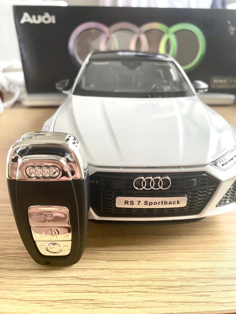 1/18 Audi 合金製ミニカー LED点灯 サウンド 鍵付