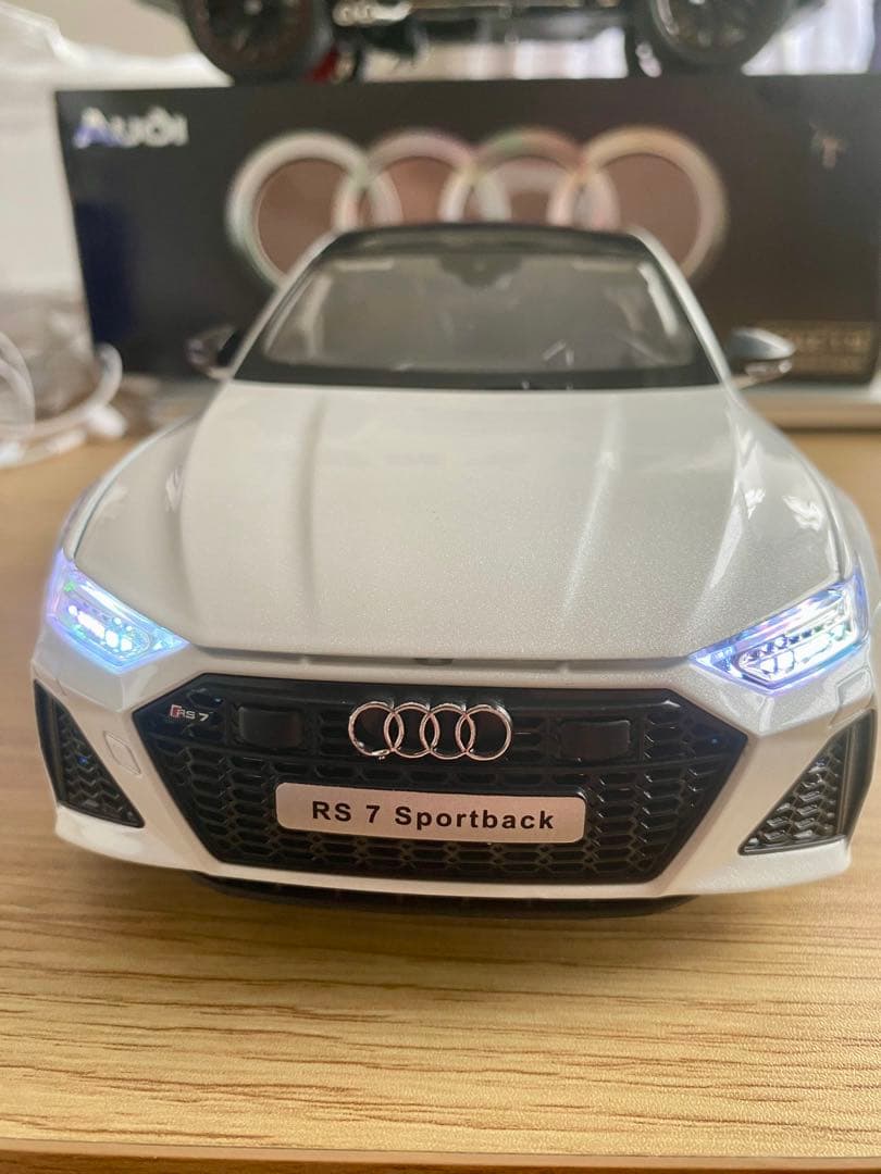 1/18 Audi 合金製ミニカー LED点灯 サウンド 鍵付