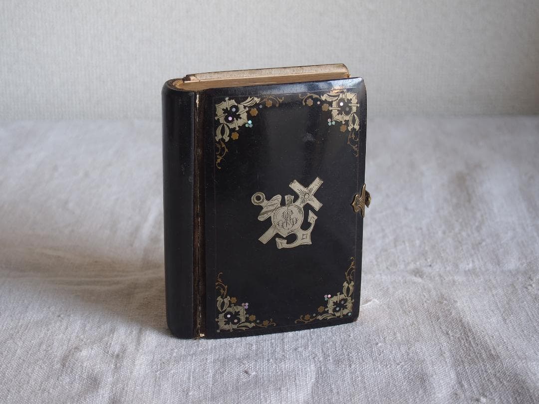 ミサ典礼書 白蝶貝象嵌と金彩装飾の古い本 留め金付きのカトリック祈祷書/K370