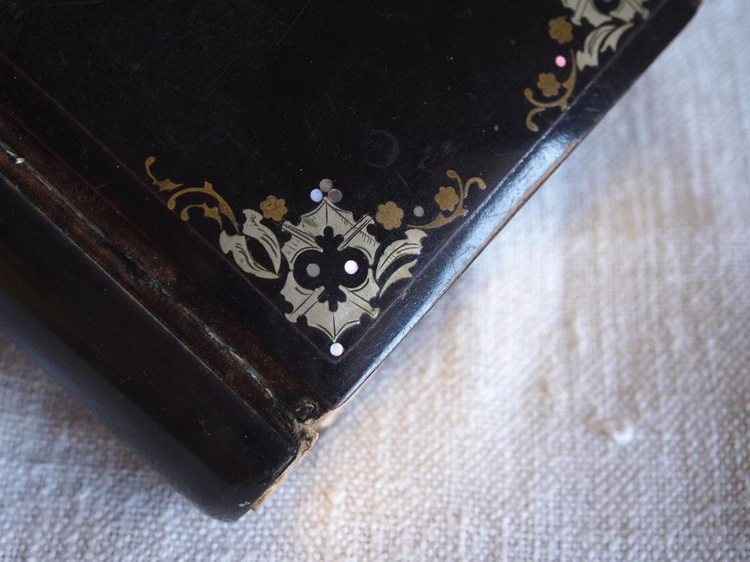 ミサ典礼書 白蝶貝象嵌と金彩装飾の古い本 留め金付きのカトリック祈祷書/K370