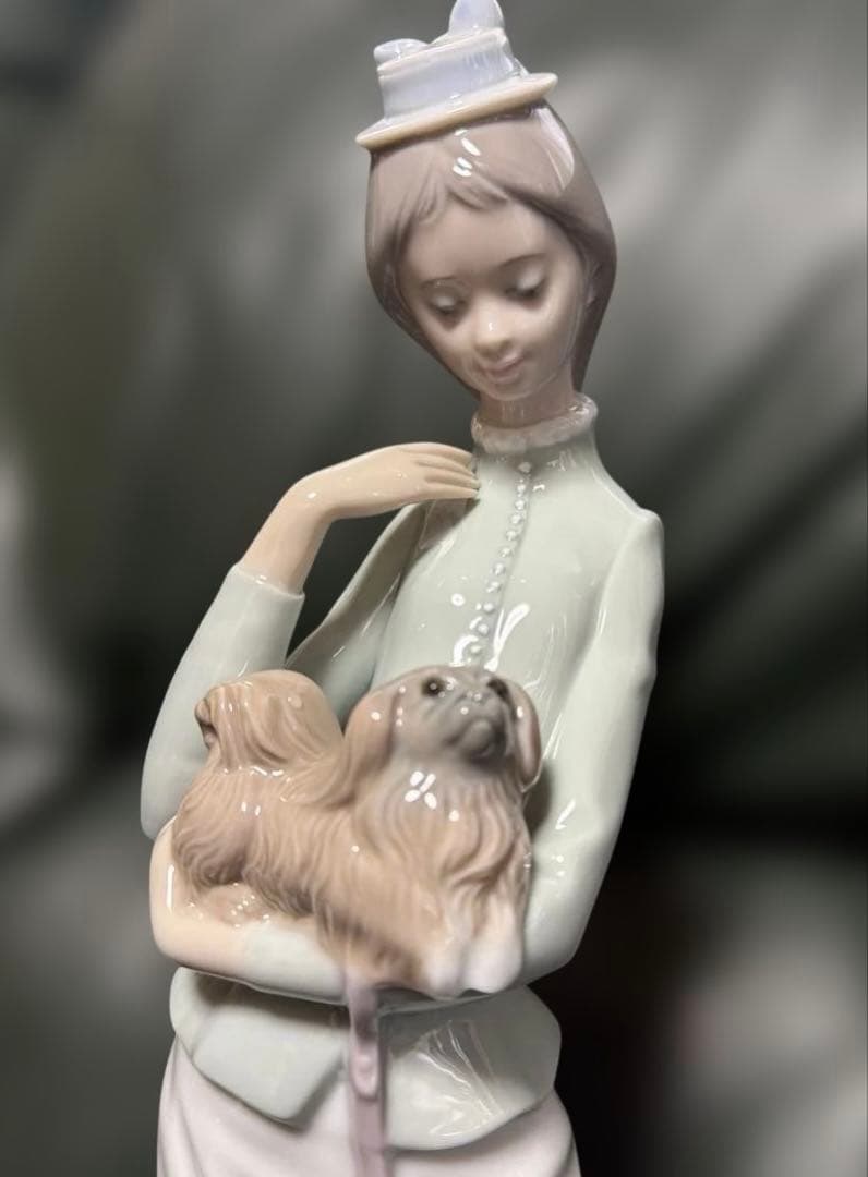 リャドロLLADROの大型陶器　仔犬を抱く貴婦人